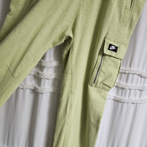 Like new, Nike pants, size small. Final Price Reduction. - Picture 2 of 12